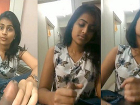 Mumbai slut Prajakta gives a steamy blowjob