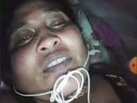 Indian MILF flaunts her curves on video call