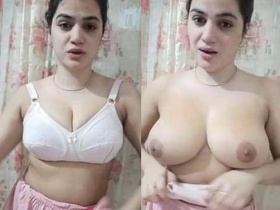 Desi Indian girl sells nude photos for money and shows off her body in leaked MMS
