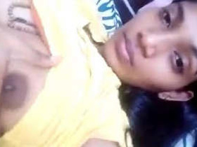Indian hotty flaunts her stunning body in a steamy video