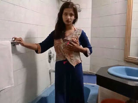 Desi girlfriend records her BF's bathing session and tells the whole story