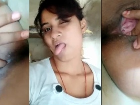 Pretty Indian girl pleasures herself with selfies in MM video