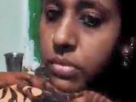 Tamil bhabhi takes sexy selfie for her boyfriend