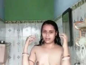 Desi beauty soaps up in the bath