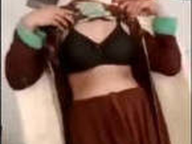 Watch a stunning girl-patan show off her ample bosom in this steamy video