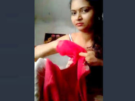 Indian girl flaunts her body parts in a steamy video