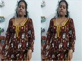 Desi babe gets naughty and exposes her wet pussy