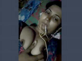 Desi bhabi from the countryside flaunts her body