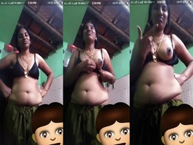 Tamil aunty flaunts her big boobs in a live video call