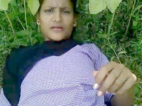 Indian bhabhi gets ass fucked by a horny diva