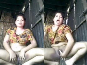 Watch a stunning Indian girl pleasure herself with her hands