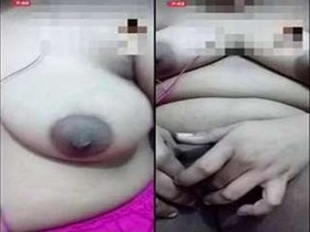 Desi bhabhi flaunts her naked body on video call