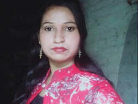 Desi Bhabhi's Nude Solo Performance in the Tub