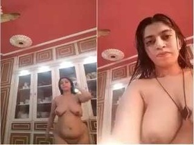 Busty Pakistani bhabhi flaunts her naked body