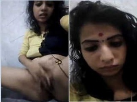 Indian girl flaunts her assets in a steamy video
