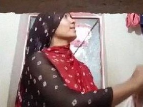 Hot hillbilly bhabhi films her naked body in the bathroom