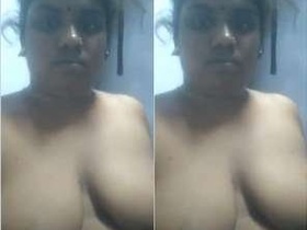 Tamil bhabhi flaunts her large breasts