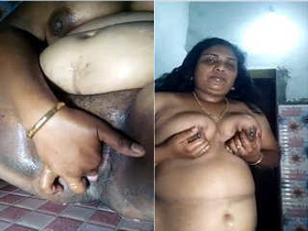 Horny bhabhi records her bathing for lover in amateur video