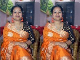 Boudi's exclusive video of masturbating with brinjal