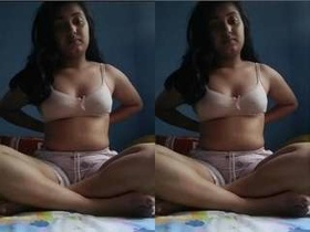 Cute Indian girl gives a fingerjob in exclusive video