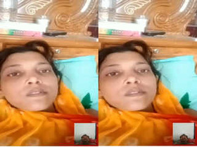 Indian Bhabhi's exclusive showcase of her naked body on Facebook