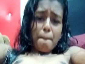 Tamil babe practices masturbation with sexy solo video