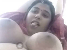 Busty Desi bhabhi flaunts her curves in seductive video