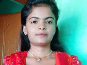 Cute Indian girl gives a sloppy blowjob in VDO