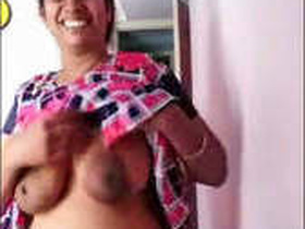 Desi bhabhi flaunts her breasts in a steamy VK video