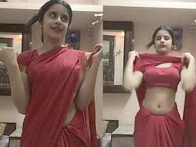 Desi bhbai flaunts her gorgeous belly button and ample bosom