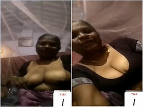Indian aunty flaunts her big boobs in exclusive video