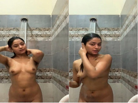 Cute Indian girl shows off her body in exclusive bathing video