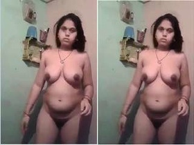 Hot bhabhi taking a bath in the shower