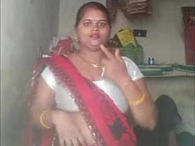 Desi babe flaunts her hot shaved vagina in HD video