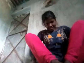 Desi village girl gets naked and pleasures herself in video