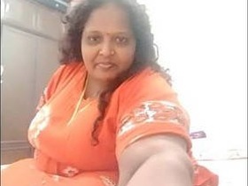 Desi aunty flaunts her alluring vagina in explicit video
