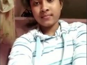 Adorable Indian girl flaunts her body in a seductive video