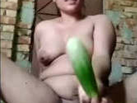 Brinjal-loving Desi bhabhi masturbates in new video
