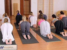 Fitness enthusiasts can't resist each other in the gym