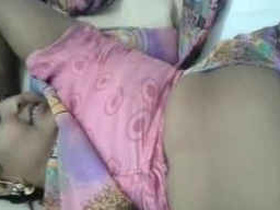 Indian aunty reveals her naked body in saree