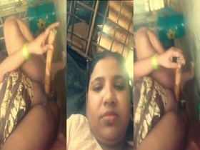 Mature Bangla woman jerks off her pussy on camera