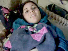 Quente's hot bhabi flaunts her pussy in a steamy video