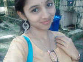 Desi girl's stunning performance in a video clip