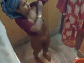 Hidden camera captures Desi bhabhi's private bath time