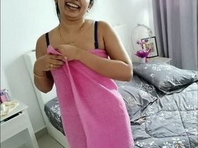 Bhabi gets naughty with her boss at the hotel