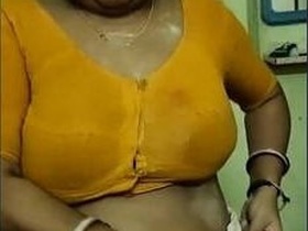 Desi aunt with big boobs in steamy video