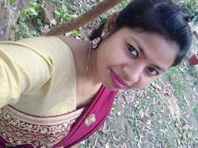 Indian babe fingering her pussy in hot video