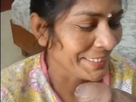 Mature Desi woman gives a blowjob in amateur video