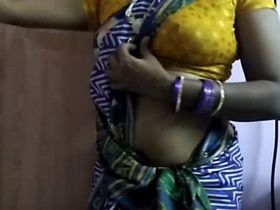 Aunty's pussy gets a touching and playing session