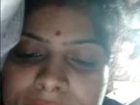Desi bhabhi flaunts her boobs and pussy on video chat